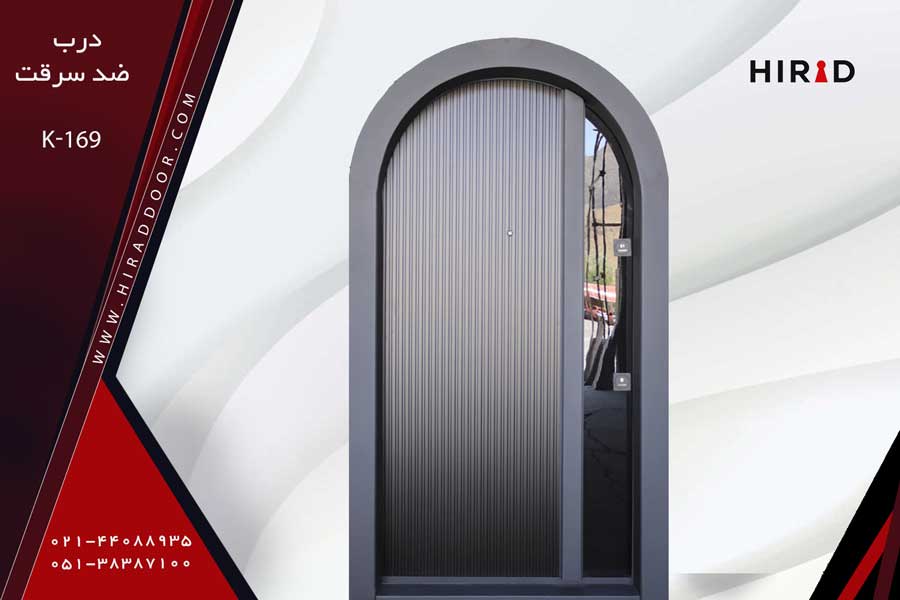 درب ضد سرقت مشکی رنگ، ترکیب رنگ مشکی و هایگلاس براق، به صورت حلالی دارای دو قفل ضد سرقت و چشمی